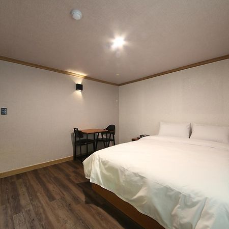 Art Hotel Gumi Екстериор снимка