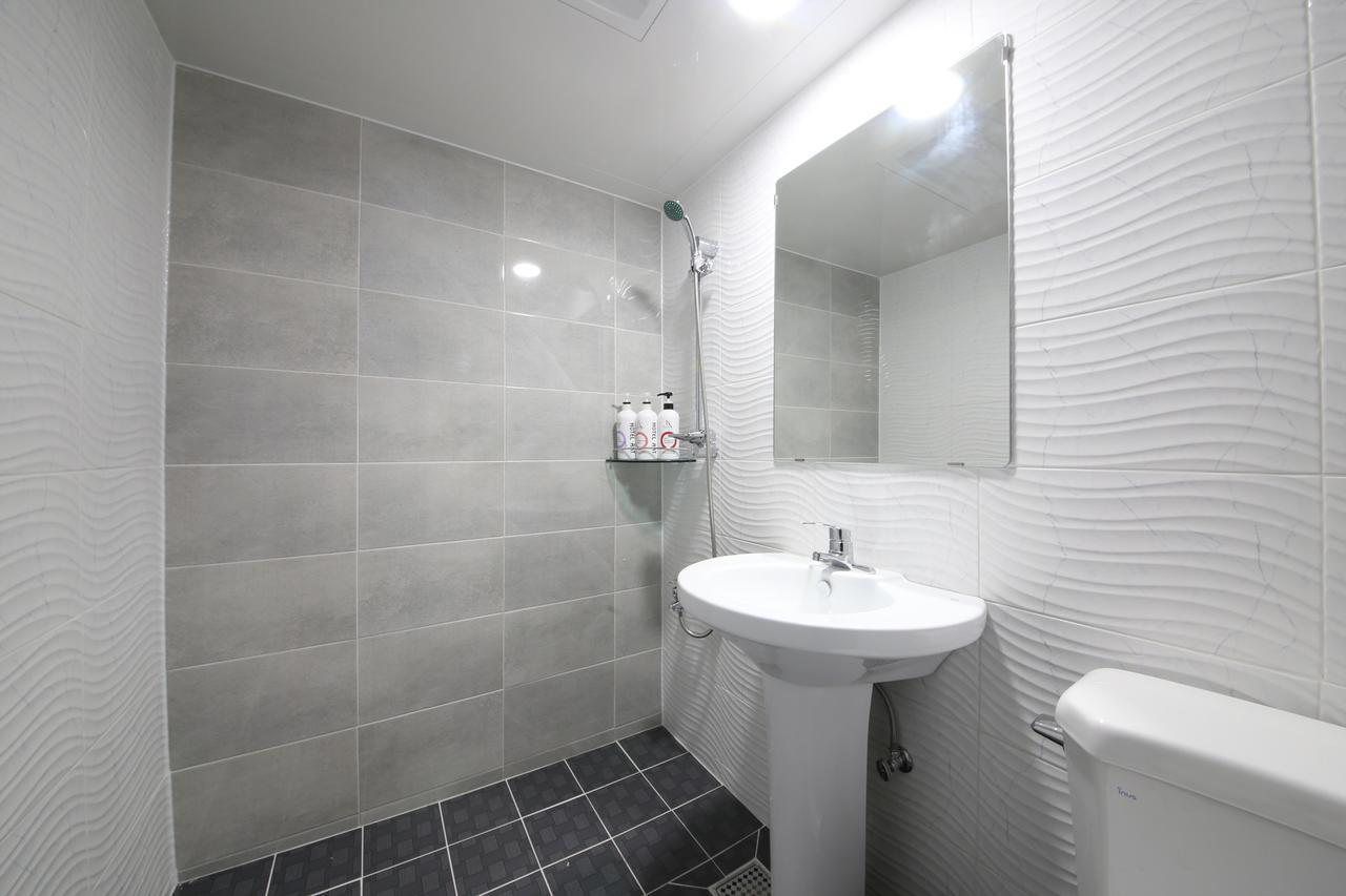 Art Hotel Gumi Екстериор снимка