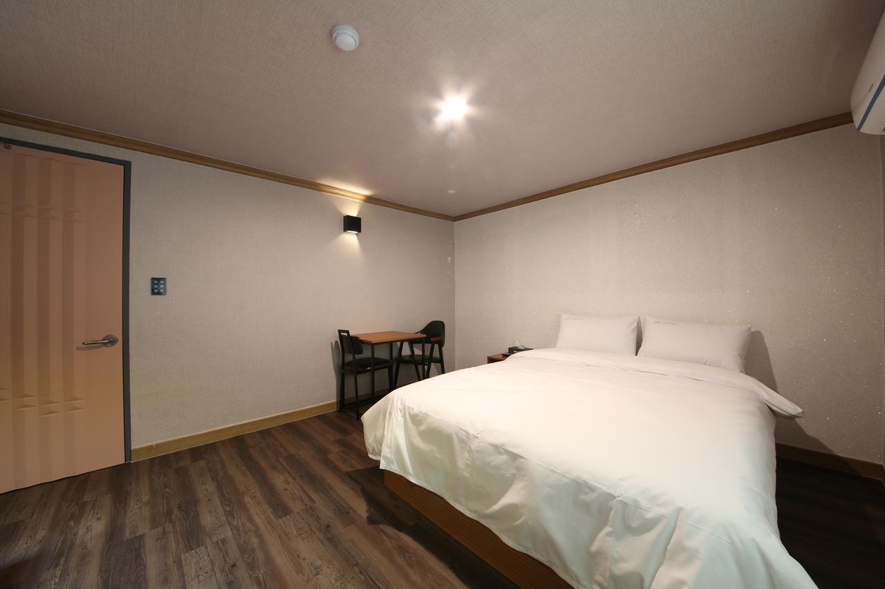 Art Hotel Gumi Екстериор снимка