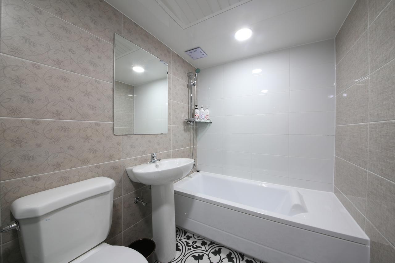 Art Hotel Gumi Екстериор снимка
