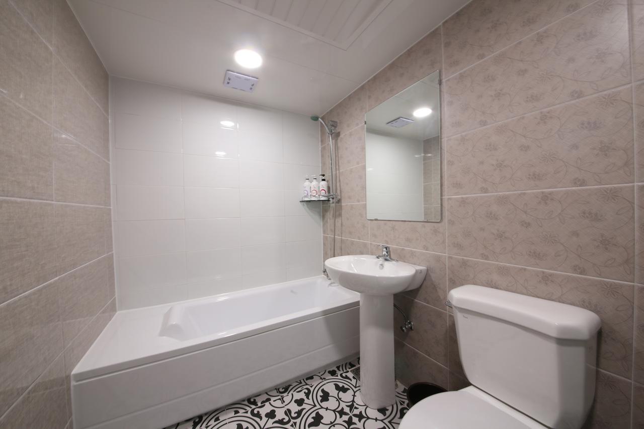 Art Hotel Gumi Екстериор снимка
